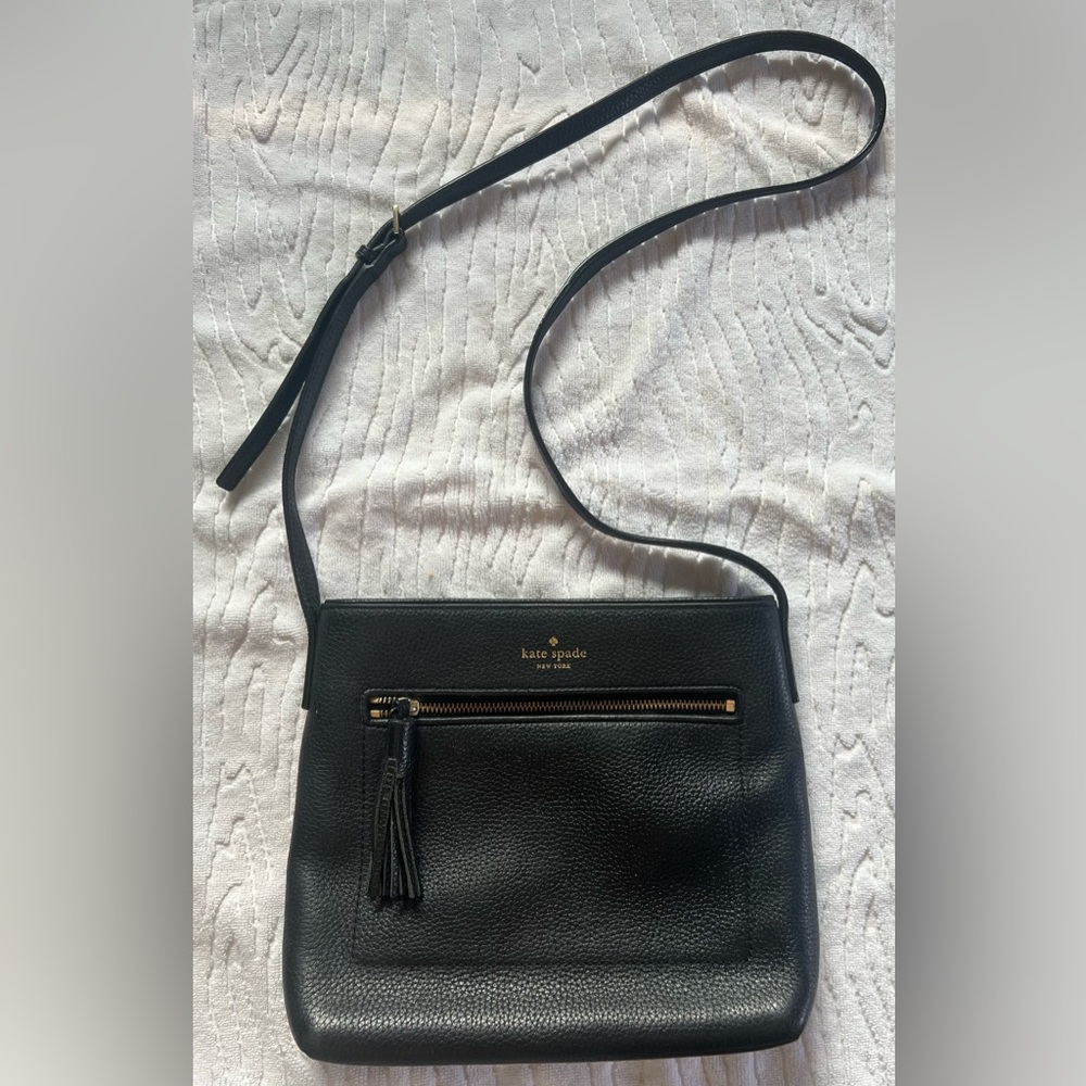Kate Spade Pebbled Leather Crossbody, Tassel, Gold Trim Adjustable Strap in EUC